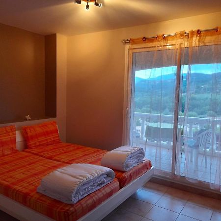 Chez Bernard Et Rosina Bed & Breakfast Esperaza ภายนอก รูปภาพ